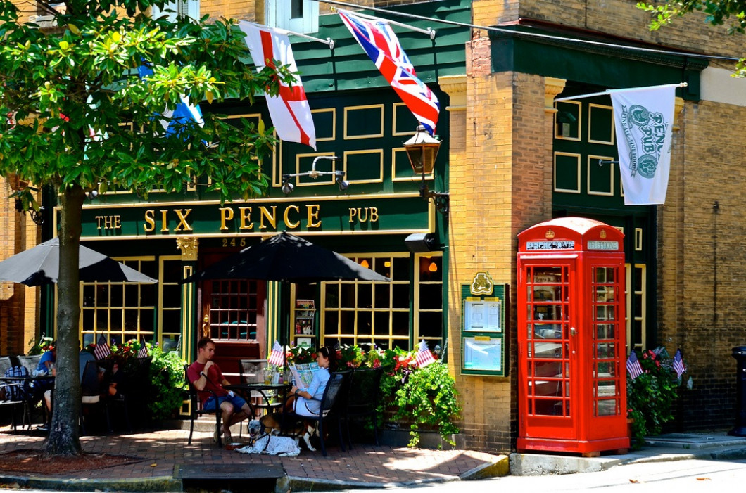 British Pub, Bar &amp; Grill: Savannah, GA: Six Pence Pub